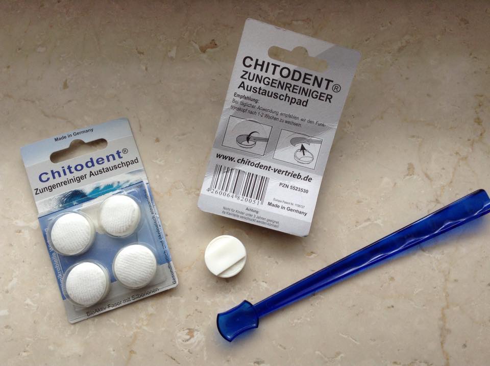 Zungenpflege mit Chitodent. Das sanfte Reinigen der Zunge